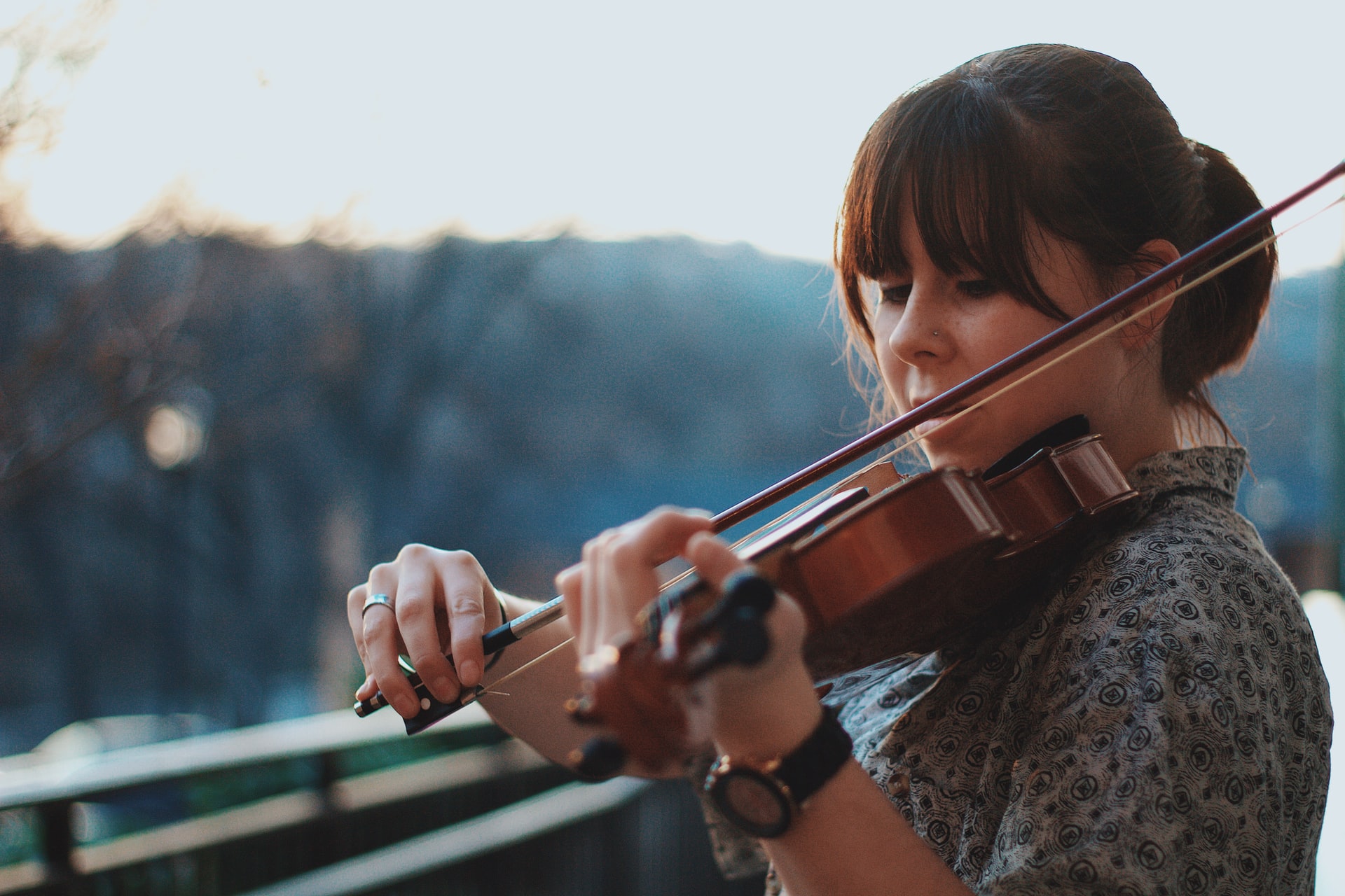 woman playing the violin