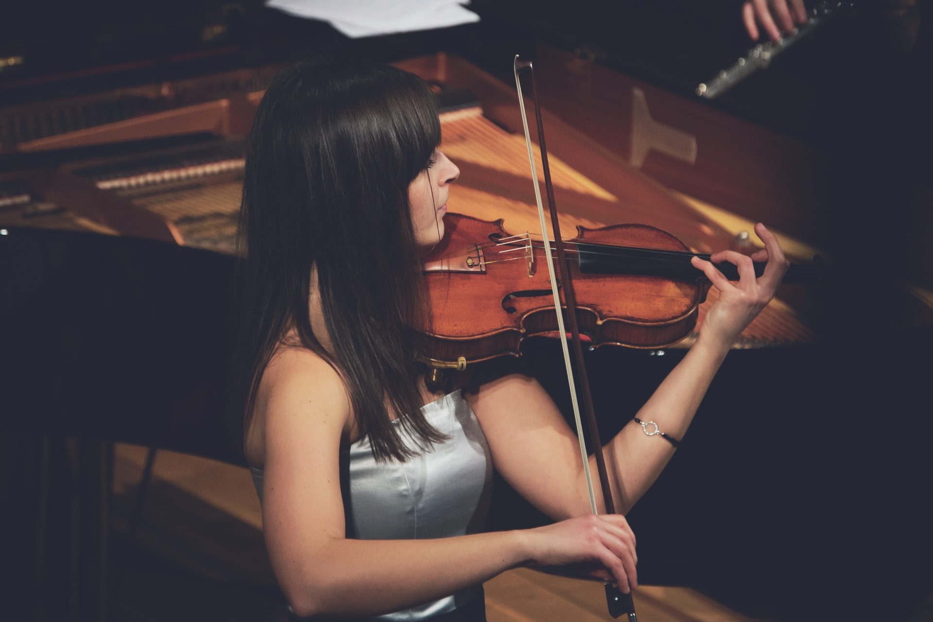 woman playing the violin